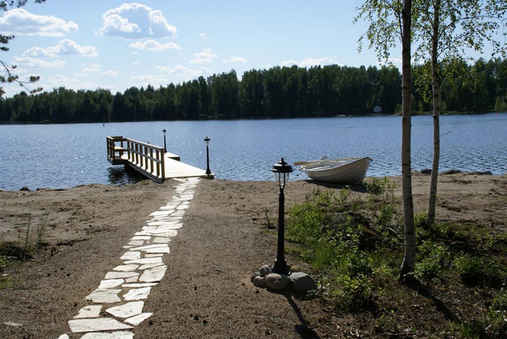 Kartanohotelli Satulinna Huvilat Hirvensalmi Exterior photo