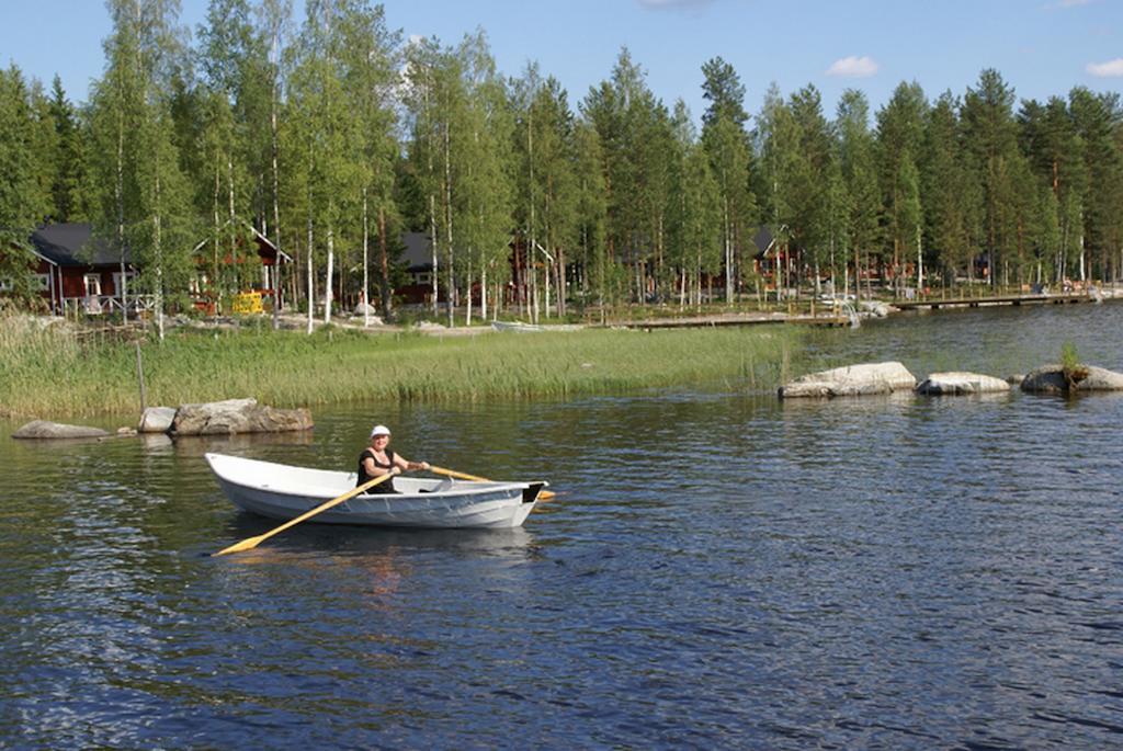 Kartanohotelli Satulinna Huvilat Hirvensalmi Exterior photo