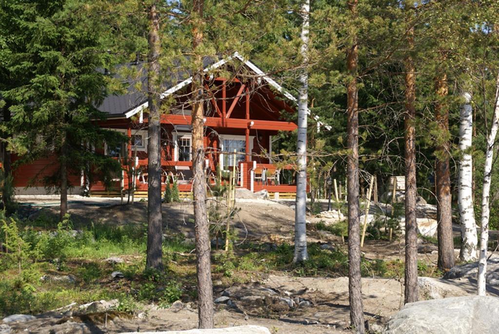 Kartanohotelli Satulinna Huvilat Hirvensalmi Exterior photo